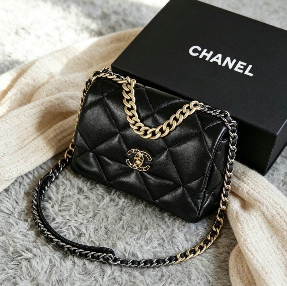 Chanel 19 Medium in Quilted Shiny Calfskin - Picture 5 of 7